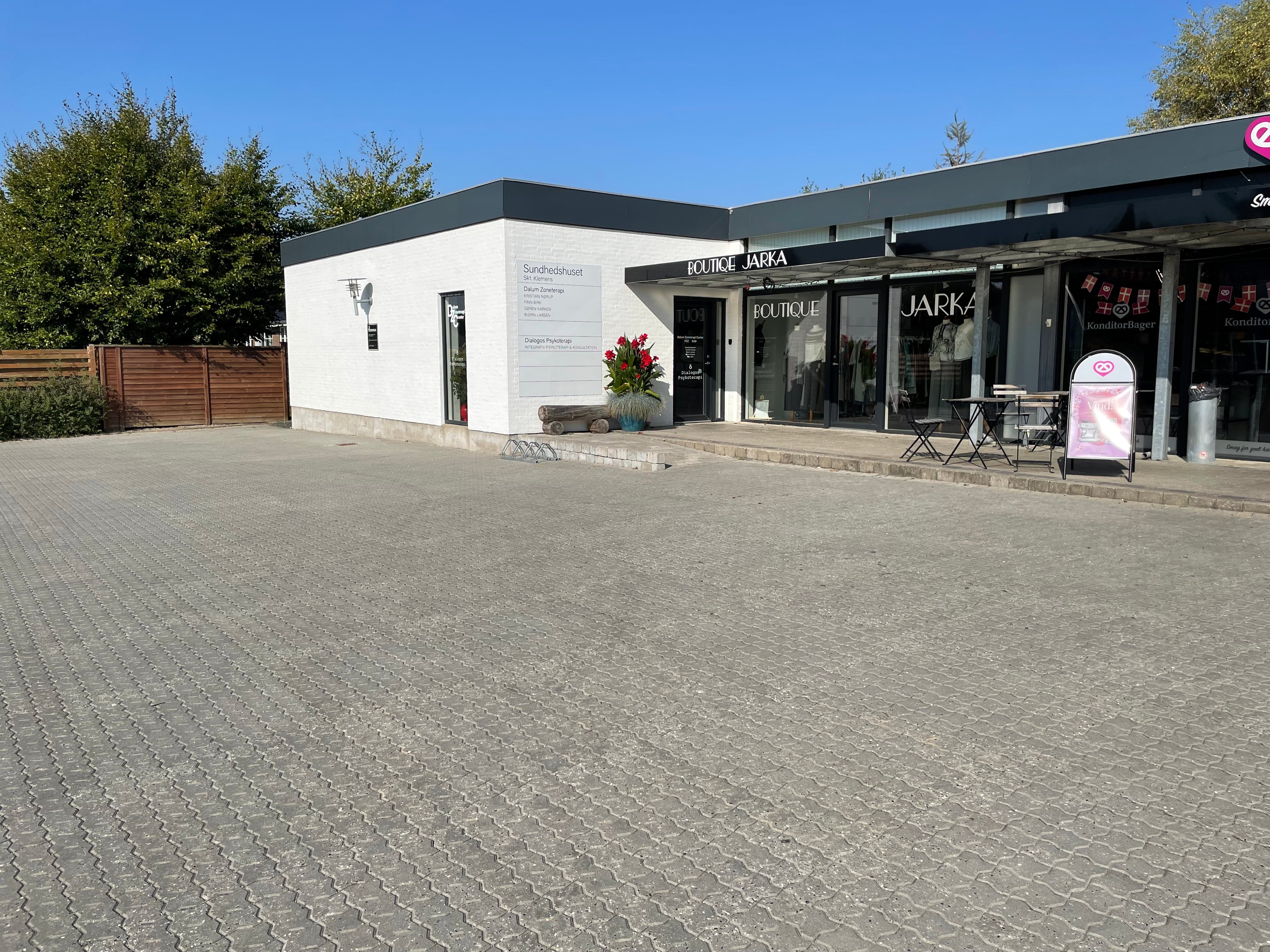 Billedet viser bygningen hvor Fysioterapi v/ Hanne Mathiasen ligger i Skt. Klemens Billedet viser bygningen hvor Fysioterapi v/ Hanne Mathiasen ligger i Skt. Klemens